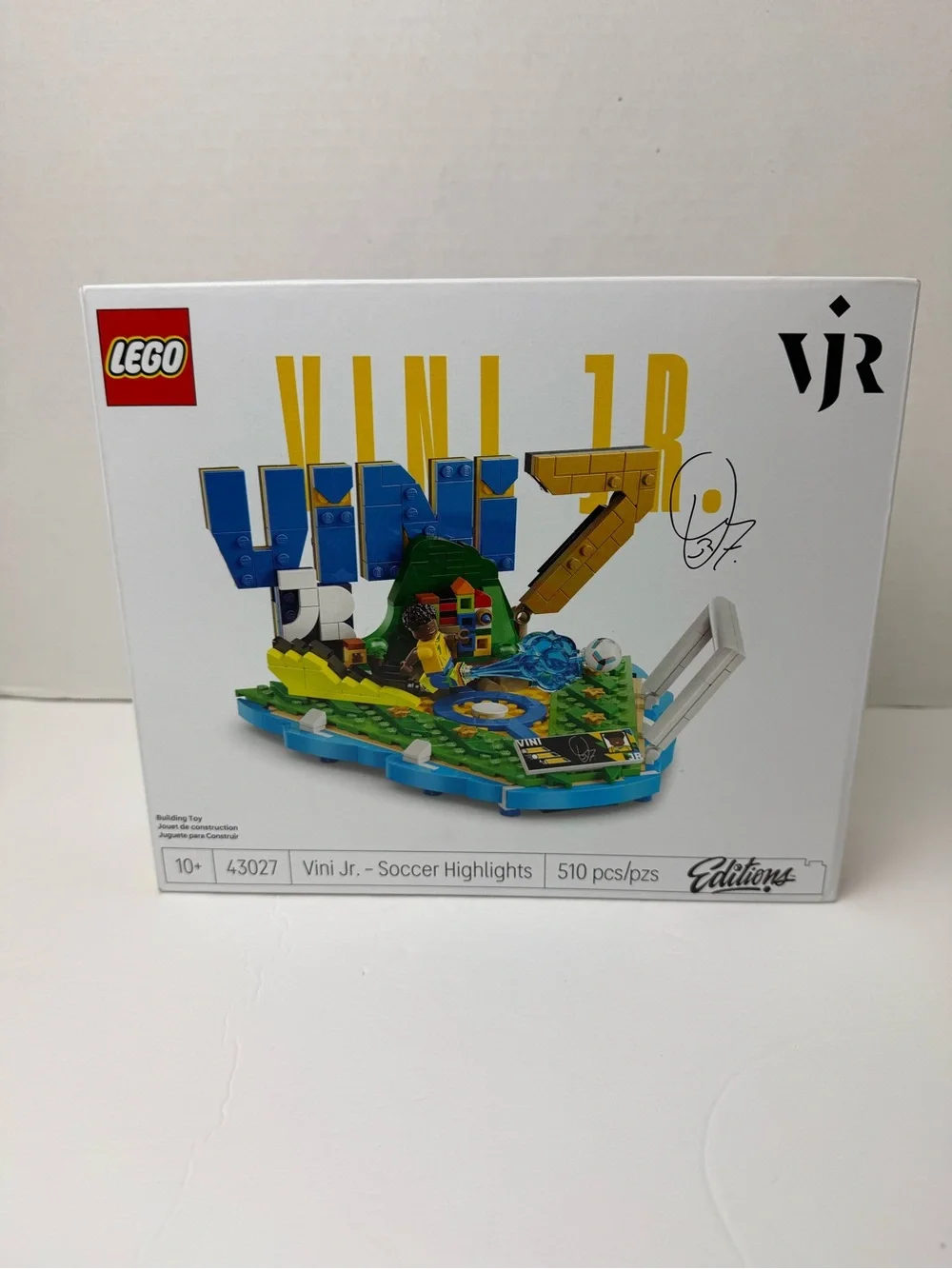 Lego Vini Jr. Soccer Highlights Display - Blue Green Yellow